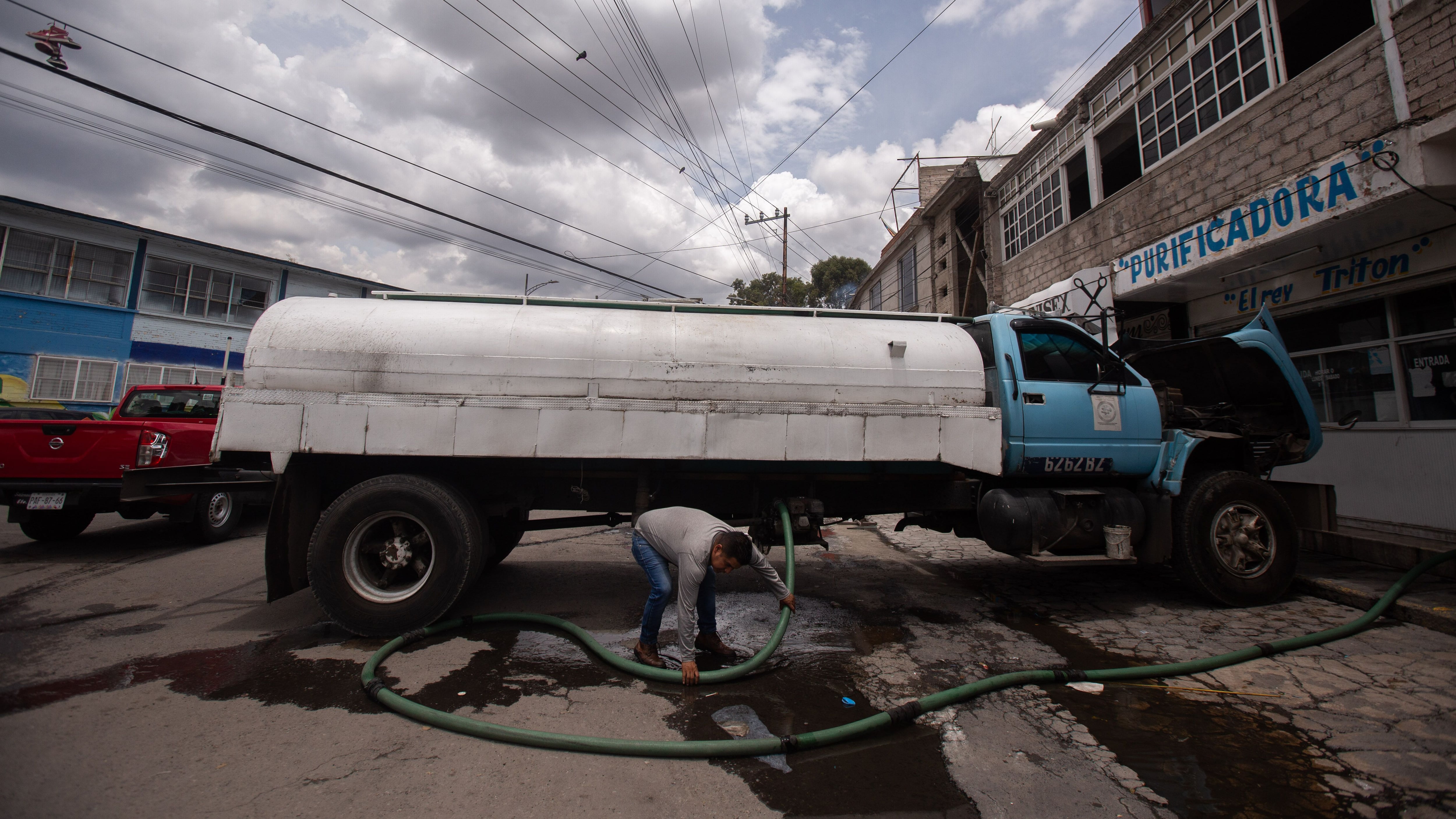 Un camión cisterna abastece de agua a una purificadora en la colonia de Santa María Aztahuacán, en 2022. 