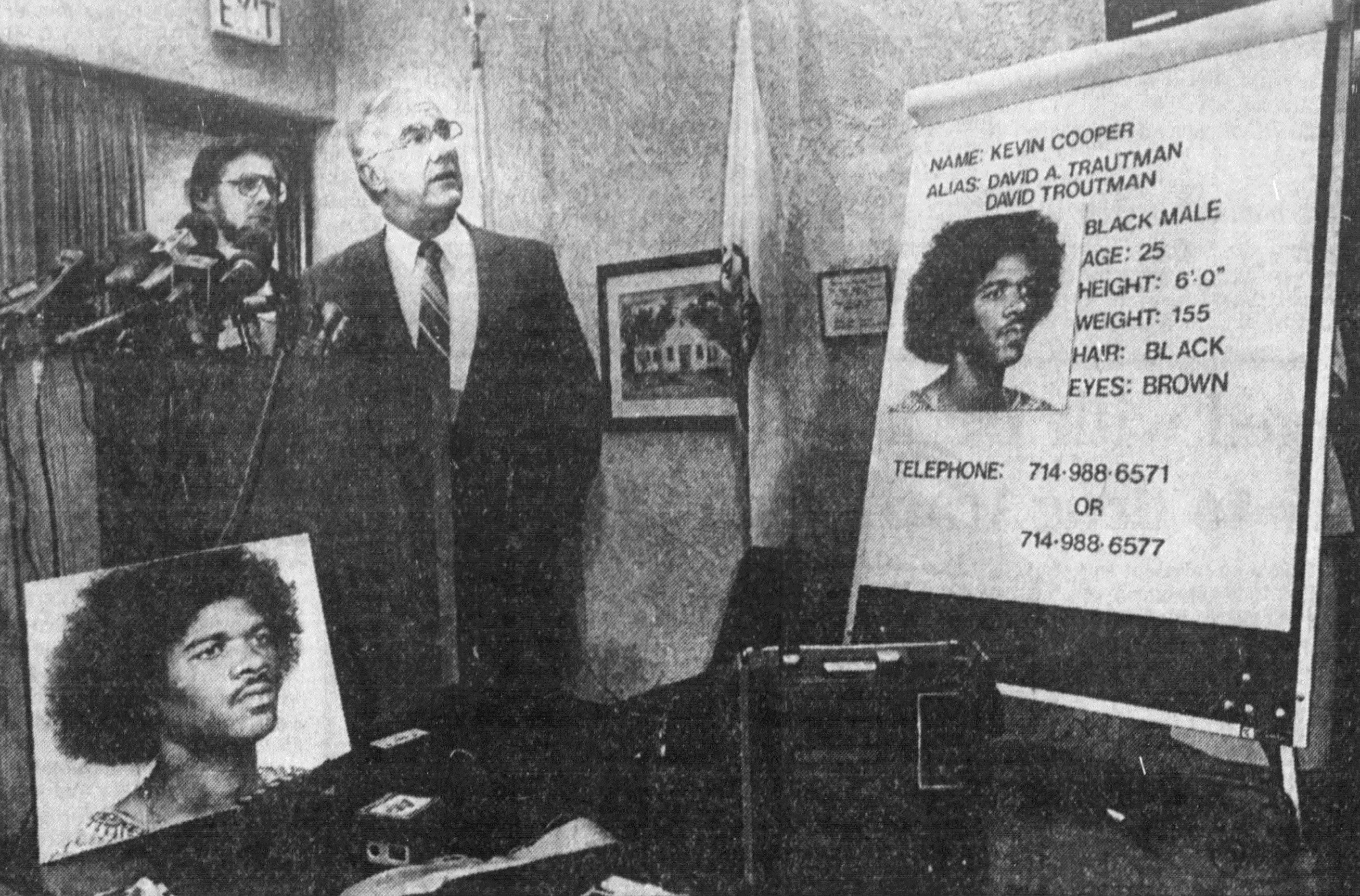 El fiscal del distrito de San Bernardino (izquierda) y el sheriff Floyd Tidwell presentan las fotografías de Kevin Cooper el 9 de junio de 1983.