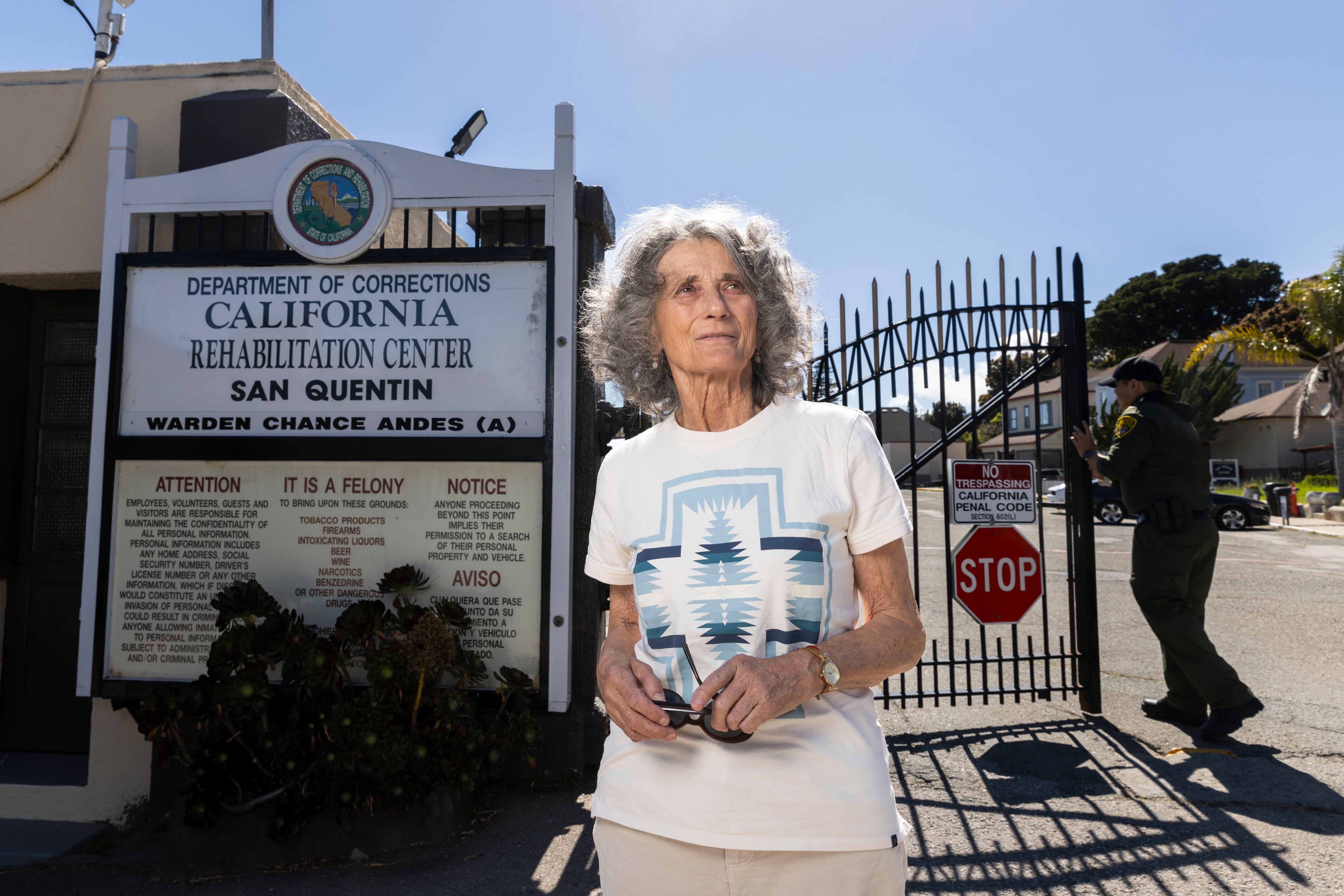 Colleen Hicks, esposa de Douglas 'Chief' Stankewicz, el preso que más años lleva en el corredor de la muerte en California, frente a la prisión de San Quintín, el 26 de abril de 2024, tras una visita.