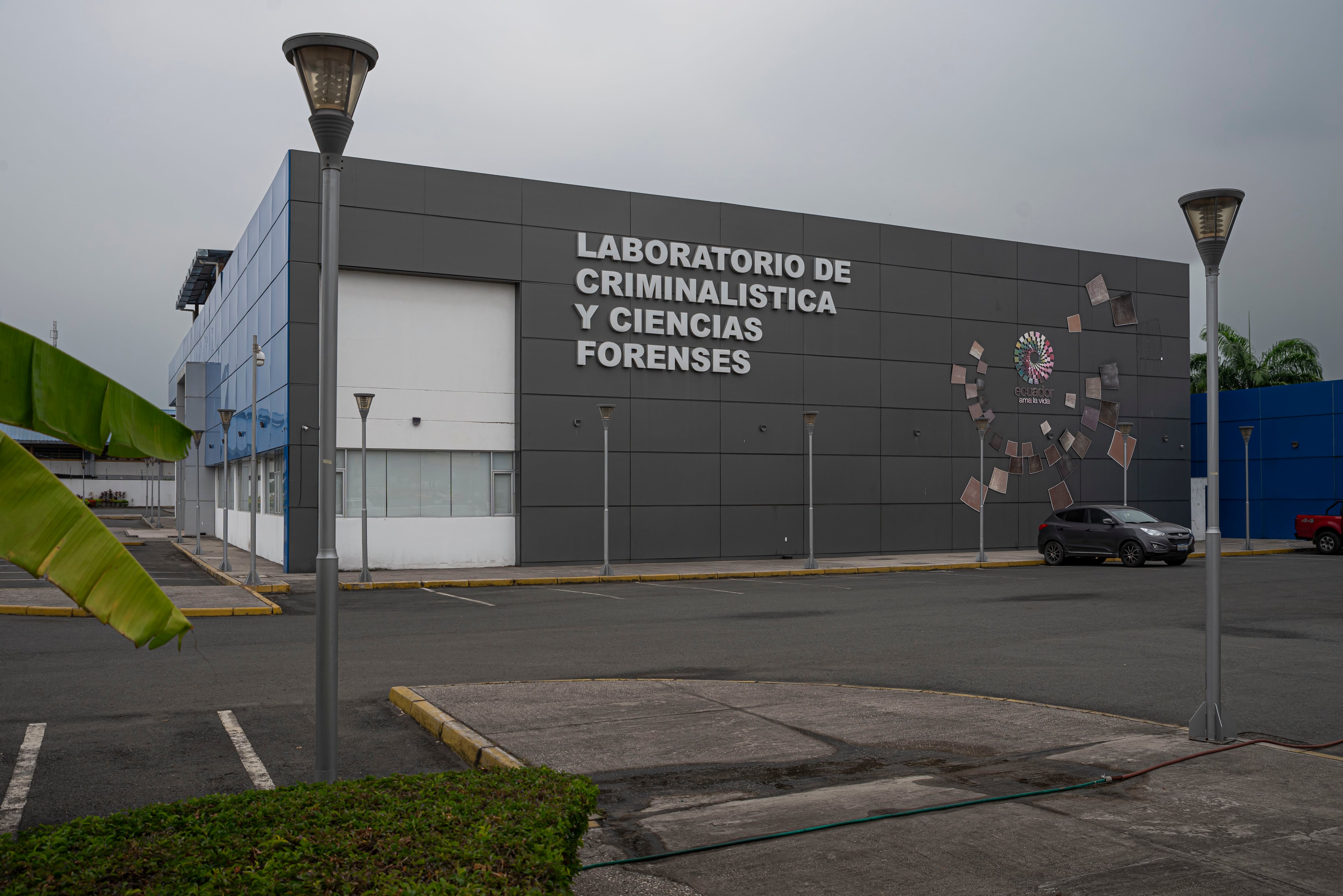 El exterior de la morgue en Guayaquil (Ecuador).