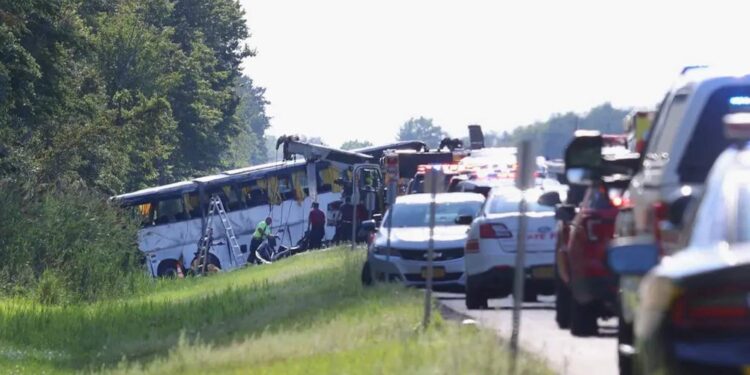 Cinco muertos, entre ellos un menor, en un accidente de autobús en el estado de Nueva York