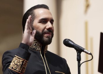 De Chávez a Bukele: el viaje del populismo al poder absoluto