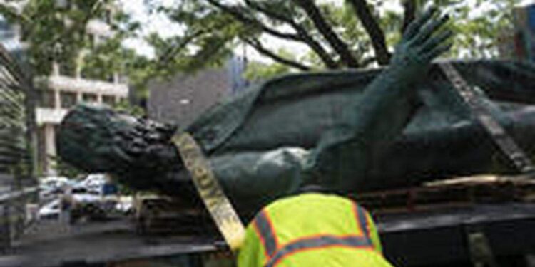 El gobierno de Trump reinstala la estatua de un general confederado derribada en 2020