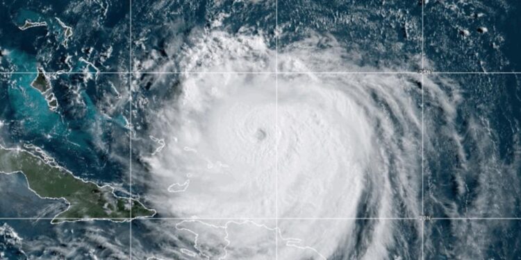 Erin amenaza a EEUU con enormes olas y marejadas ciclónicas. Vigilan dos sistemas más