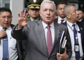 La justicia ordena la libertad inmediata del expresidente Álvaro Uribe