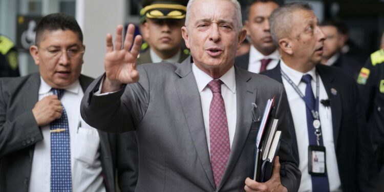 La justicia ordena la libertad inmediata del expresidente Álvaro Uribe