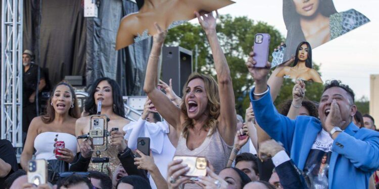 Lili Estefan enfrenta ataques de la prensa cubana a Lina Luaces. ‘Se meten con los sueños de las niñas’