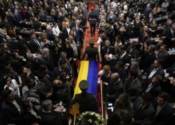 Miles de personas despiden a Miguel Uribe Turbay, el senador y candidato presidencial asesinado en Colombia