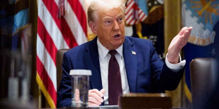 Trump plantea enviar cheques de “rembolso arancelario” a ciudadanos de Estados Unidos