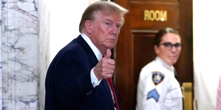 Una corte de apelación de Nueva York invalida la multa de 454 millones impuesta sobre Trump por fraude civil en su empresa
