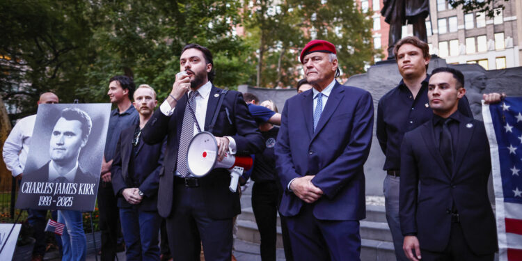 Huida, captura y enigmas del presunto asesino que avivó la llama de la violencia política en Estados Unidos