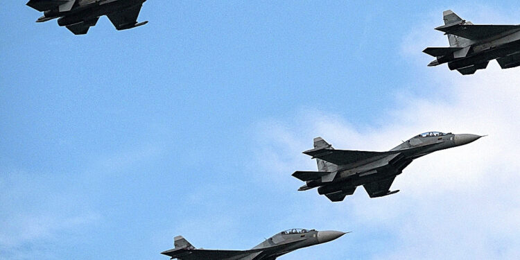 Juegos de guerra en el Caribe: Maduro y Trump miden con cazas su fuerza militar