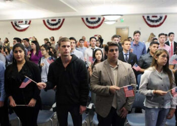 Si no dominas el inglés, tu camino a la ciudadanía será más difícil: hasta un ensayo tendrías que escribir