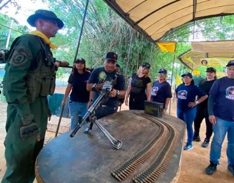 Chavismo envió a trabajadores de la Alcaldía de Caracas a manipular armas ante tensiones con EEUU