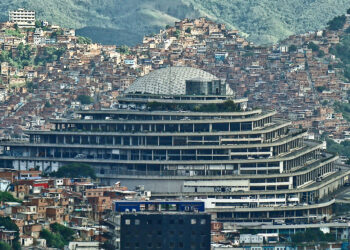 ¡Insólito! Chavismo iluminó con fuegos artificiales El Helicoide, el mayor centro de torturas (Imágenes)