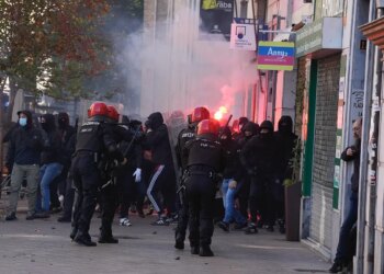 Así actúan los nuevos cachorros de la ‘kale borroka’ frente a la Policía vasca