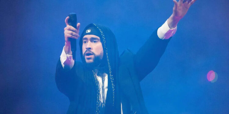 Gobierno de Trump advierte que desplegará a agentes migratorios en Super Bowl de Bad Bunny