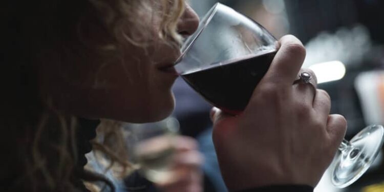 Estudio demostró la eficacia de un parche inteligente para controlar antojos y emociones ligadas a adicciones