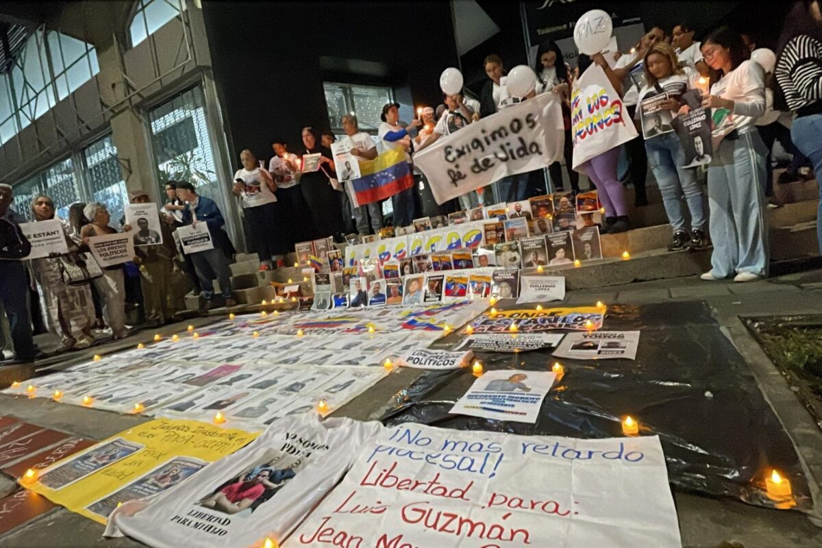 Familiares de presos políticos escribieron en el suelo los nombres de los detenidos durante la vigilia