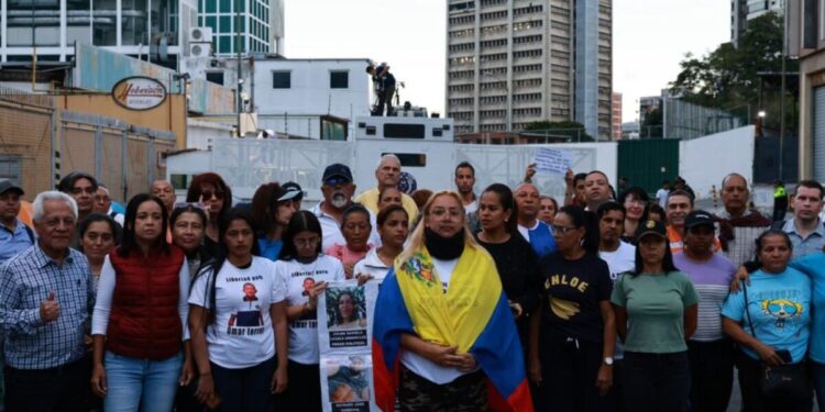 Familiares de presos políticos en Zona 7 se mantienen en vigilia pese a denuncias de instalación de cámaras