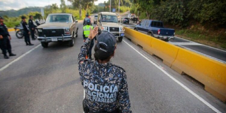 ¿Funcionarios policiales tienen permitido revisar celulares en alcabalas? Lo que debes saber al respecto