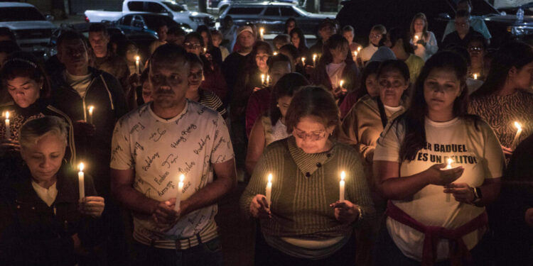En carpas y colchones: familiares pernoctan por quinto día consecutivo a la espera de la liberación de los presos políticos