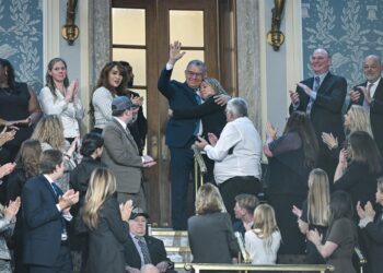 El abrazo que conmovió al Congreso de EEUU: Enrique Márquez y su familia durante el discurso de Donald Trump (VIDEO)