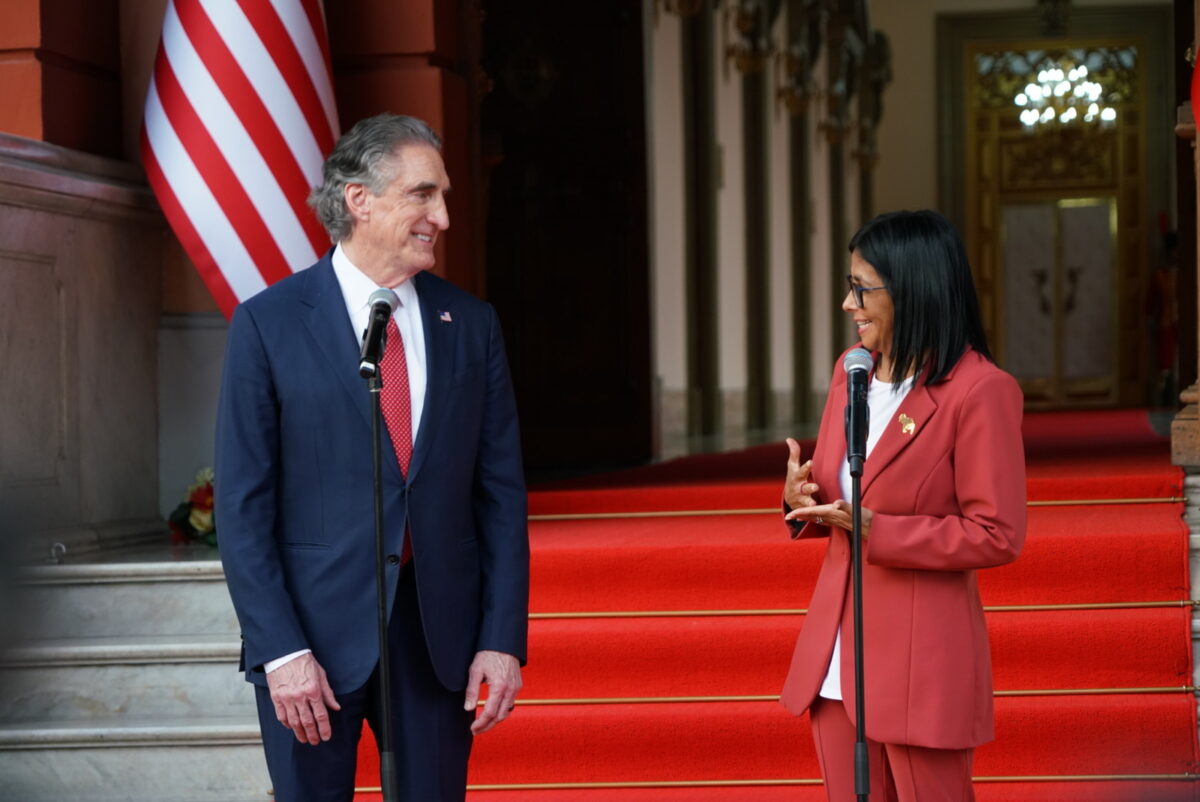 Delcy Rodríguez y el secretario del Interior de EE UU conservaron sobre nuevas tecnologías para desarrollar el sector de la minería en Venezuela