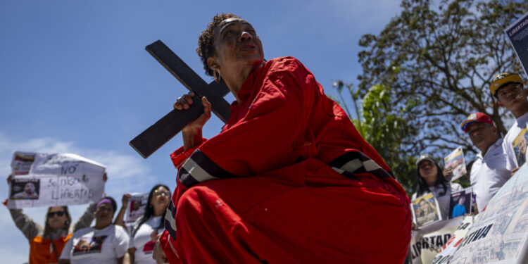 En imágenes: el viacrucis de los familiares de trabajadores de PDVSA detenidos