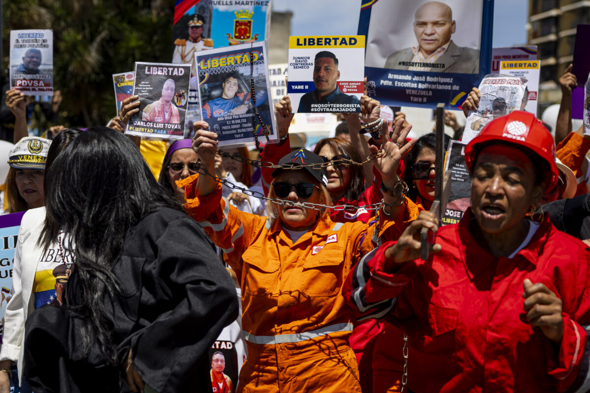 En imágenes: el viacrucis de los familiares de trabajadores de PDVSA detenidos
