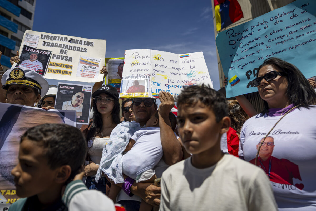 En imágenes: el viacrucis de los familiares de trabajadores de PDVSA detenidos