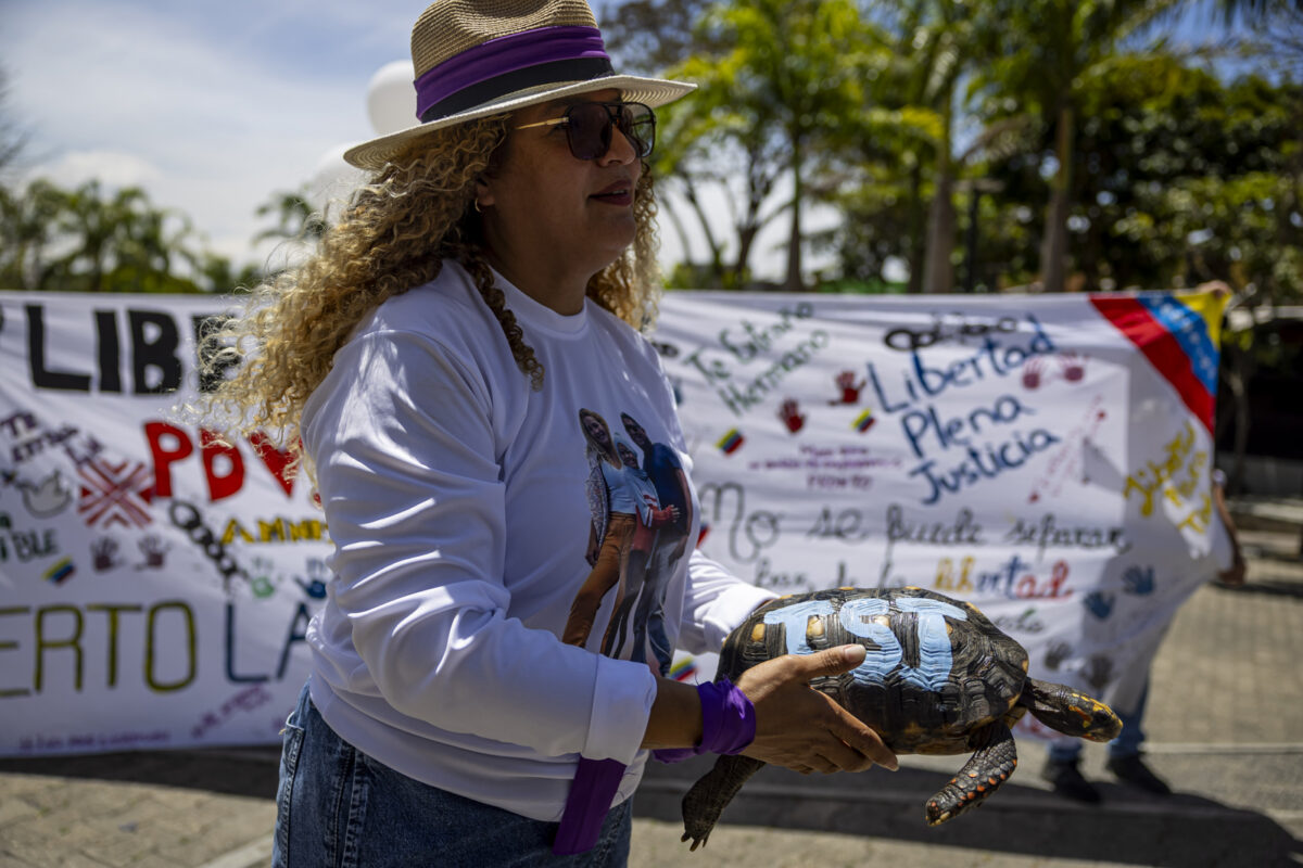 En imágenes: el viacrucis de los familiares de trabajadores de PDVSA detenidos