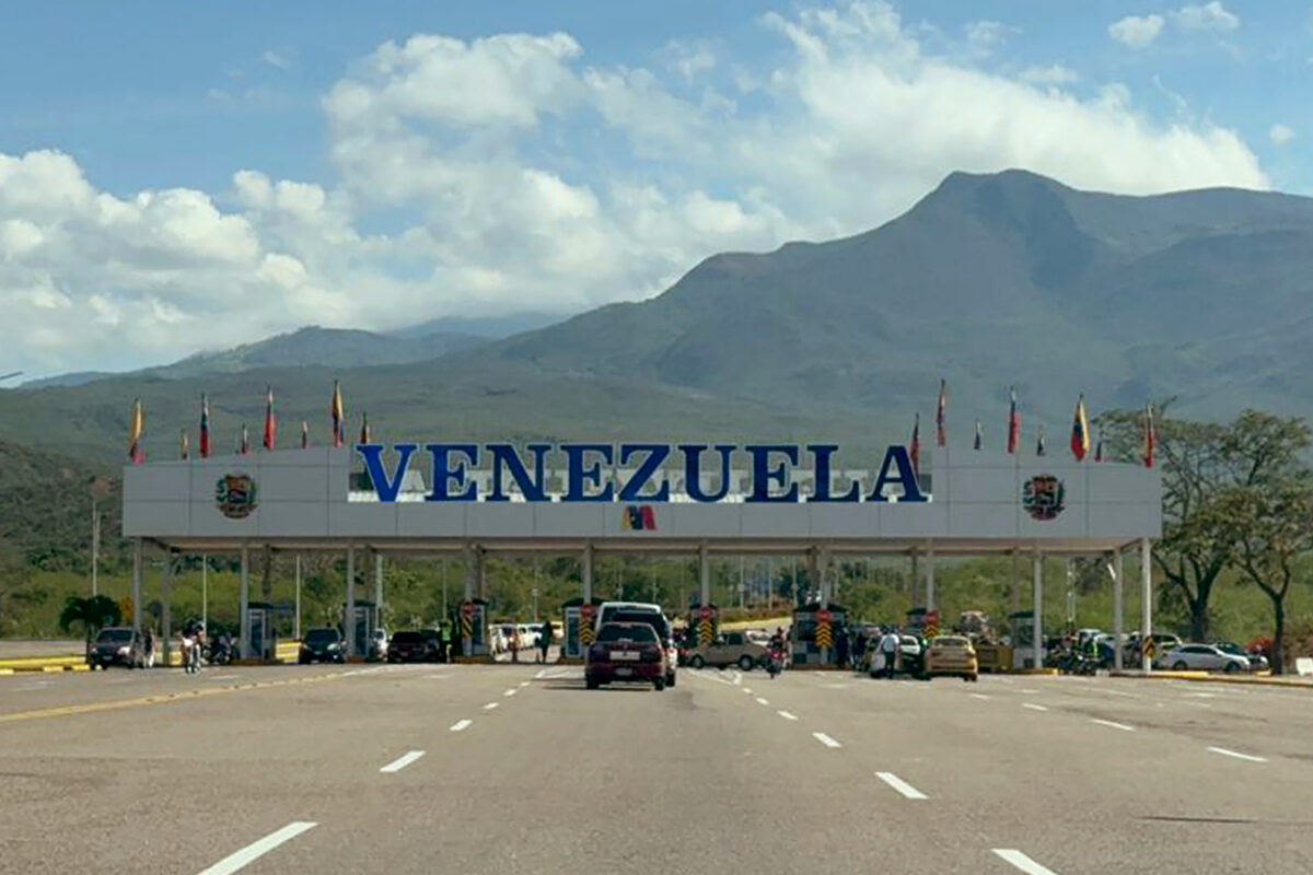 Venezolanos improvisan rutas hacia la frontera con Colombia para conectar con vuelos internacionales