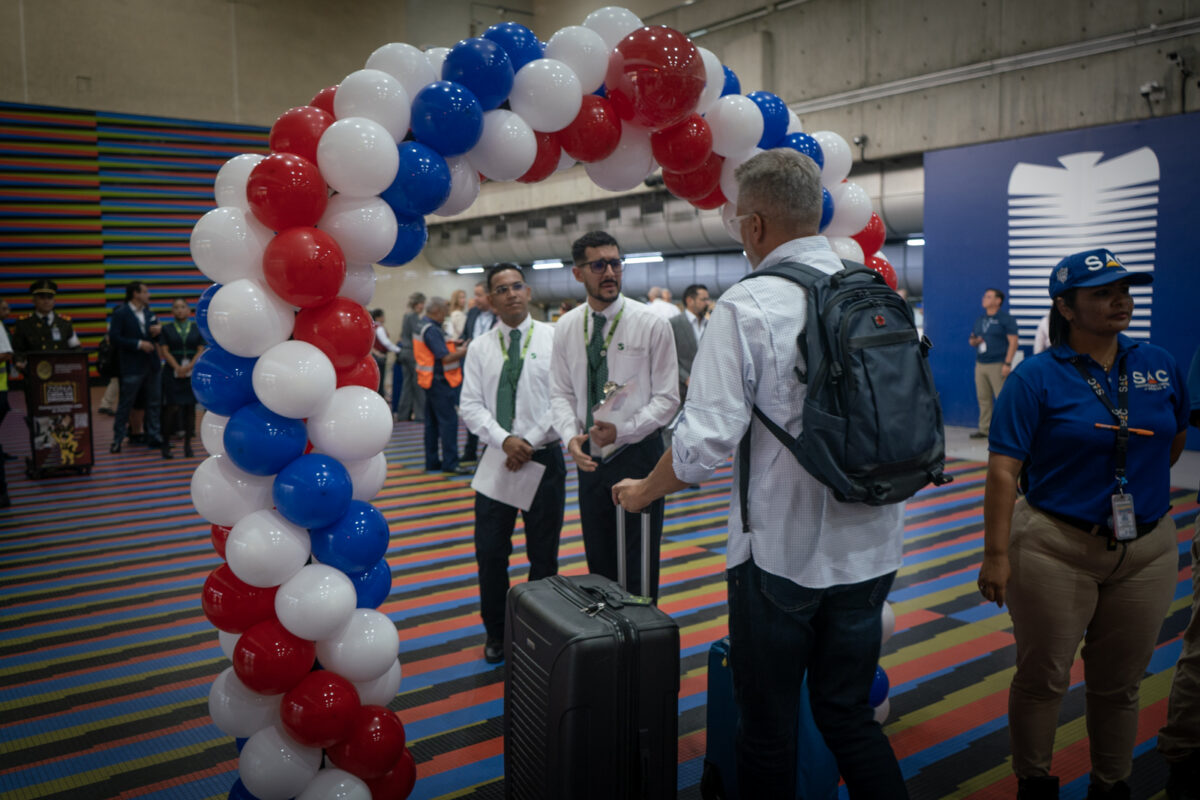 El primer vuelo Caracas-Miami trajo nuevas expectativas a un país lleno de incertidumbres