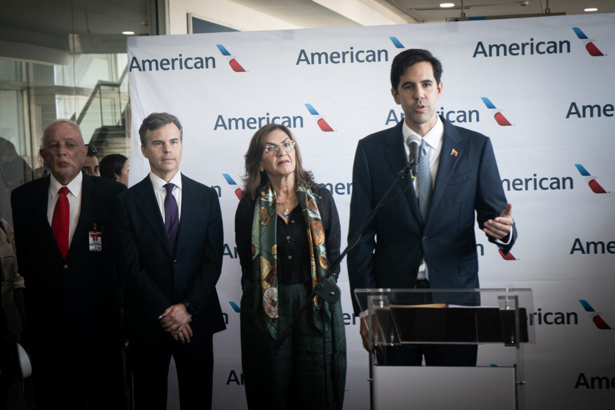 El primer vuelo Caracas-Miami trajo nuevas expectativas a un país lleno de incertidumbres