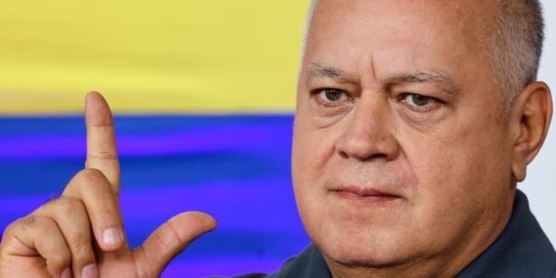 Momento tenso en el Mazo: Un invitado se le rebeló a Diosdado Cabello por enfriar «defensa» a Nicolás Maduro (VIDEO)