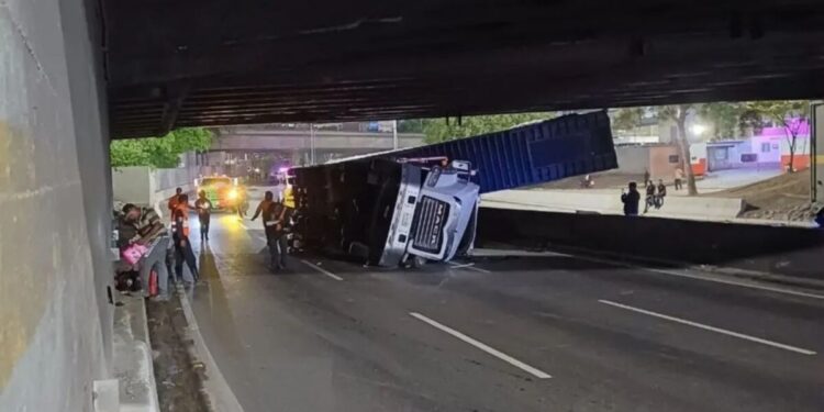 Al menos dos muertos y dos heridos dejó un accidente de tránsito en la autopista Gran Cacique Guaicaipuro
