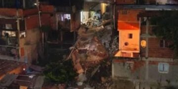 Madrugada de terror en Caracas: colapsó una casa en La Pastora tras intensas precipitaciones (VIDEO)
