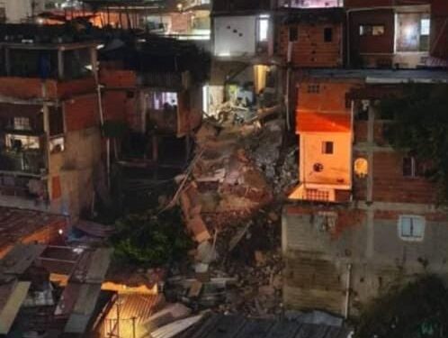 Madrugada de terror en Caracas: colapsó una casa en La Pastora tras intensas precipitaciones (VIDEO)