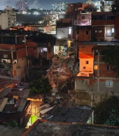 Madrugada de terror en Caracas: colapsó una casa en La Pastora tras intensas precipitaciones (VIDEO)