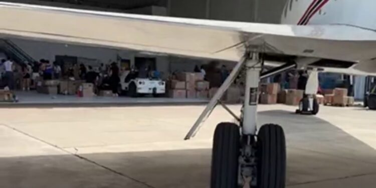 Despegó desde Miami un avión con medicinas para afectados en Venezuela (VIDEO)