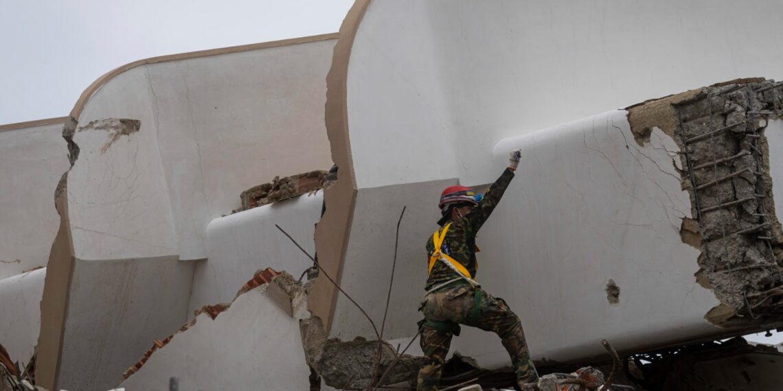 Murió hijo de una Miss World Venezuela tras quedar atrapado en edificio colapsado por terremotos